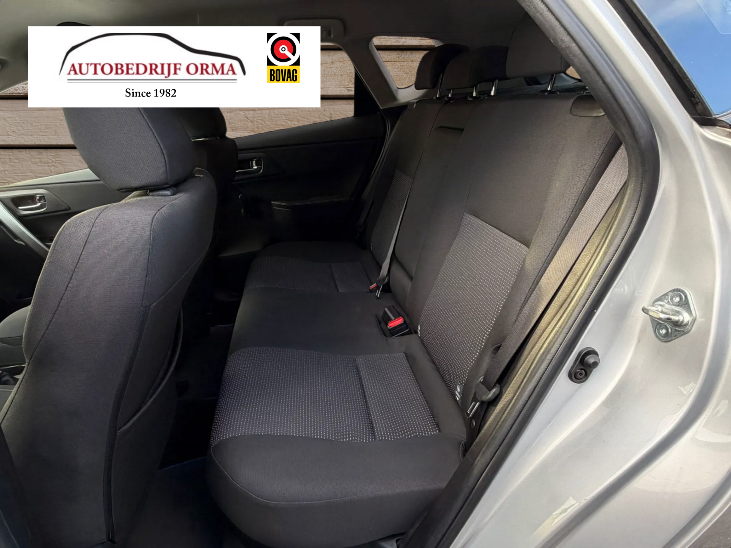 
								Toyota Auris 1.8Hybrid full									